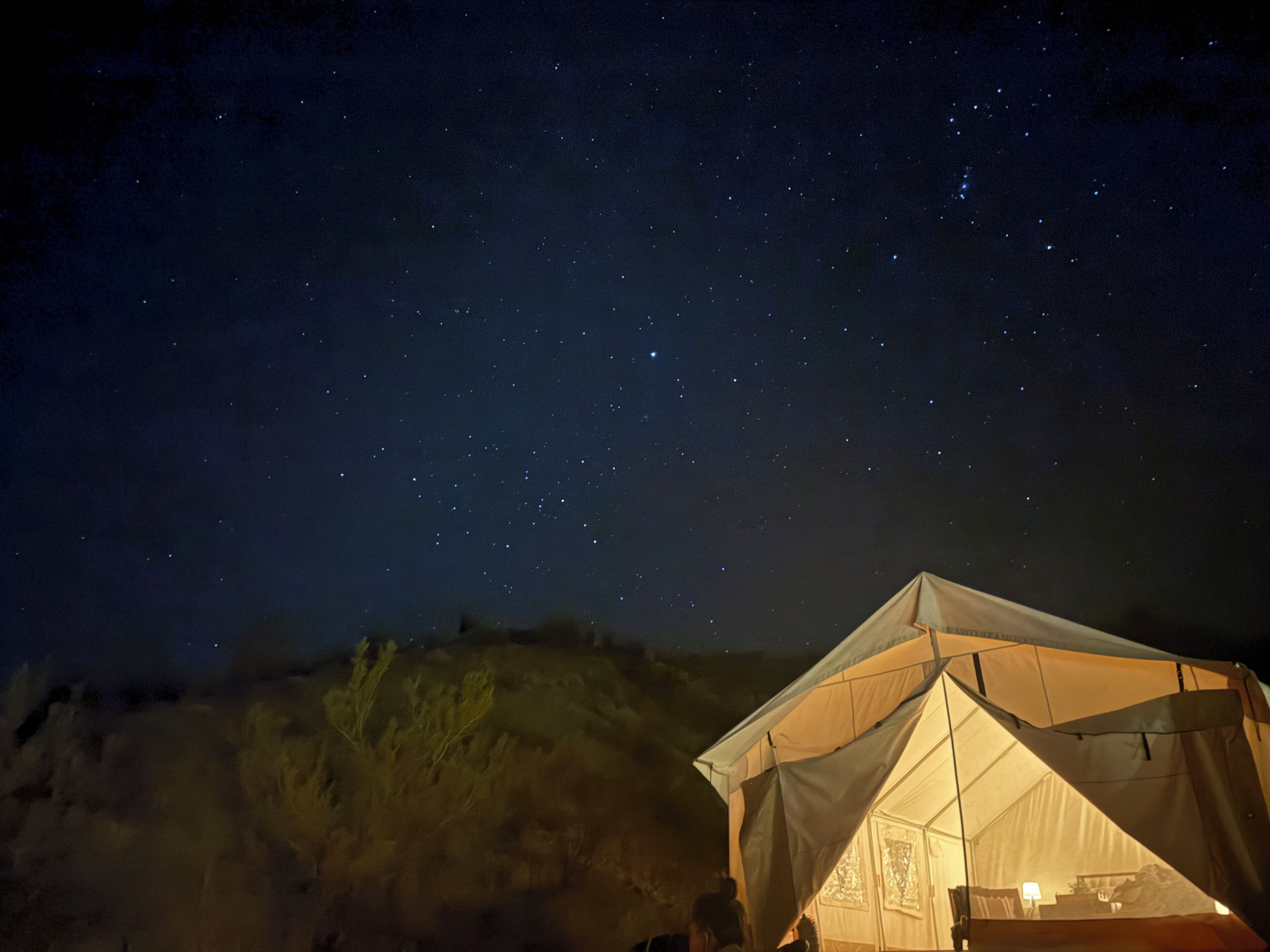 Un hébergement en tente offrant une vue sur le ciel nocturne.