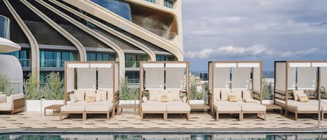 Piscine intérieure, piscine extérieure, parasols, chaises longues