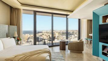 Superior Room (ME Sea View with Balcony) | Roupas de cama premium, escrivaninha, espaço de trabalho para notebook