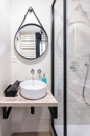 Dusche, Haartrockner, Bidet, Handtücher