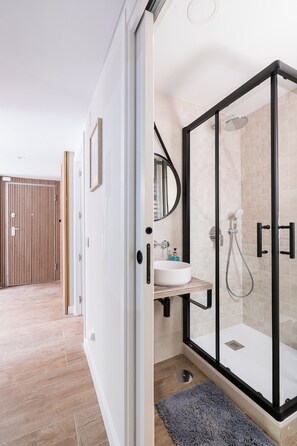 Ducha, secador de pelo, bidet, toallas