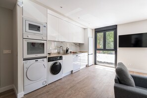 Fridge, microwave, oven, stovetop - Acogedor Piso Familiar con Terraza en Alcalá de Henares (Alcalá de Henares)