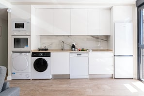 Frigorífico, microondas, horno y placa de cocina