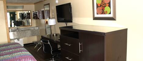 Single Room, 1 King Bed | Desk, free WiFi, bed sheets