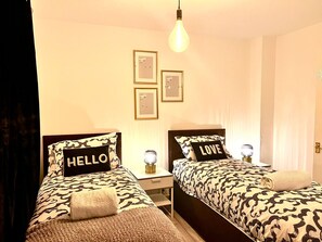 2 bedrooms, iron/ironing board, free WiFi, bed sheets - Cozy Barking Retreat - 2 Bedrooms (Barking)