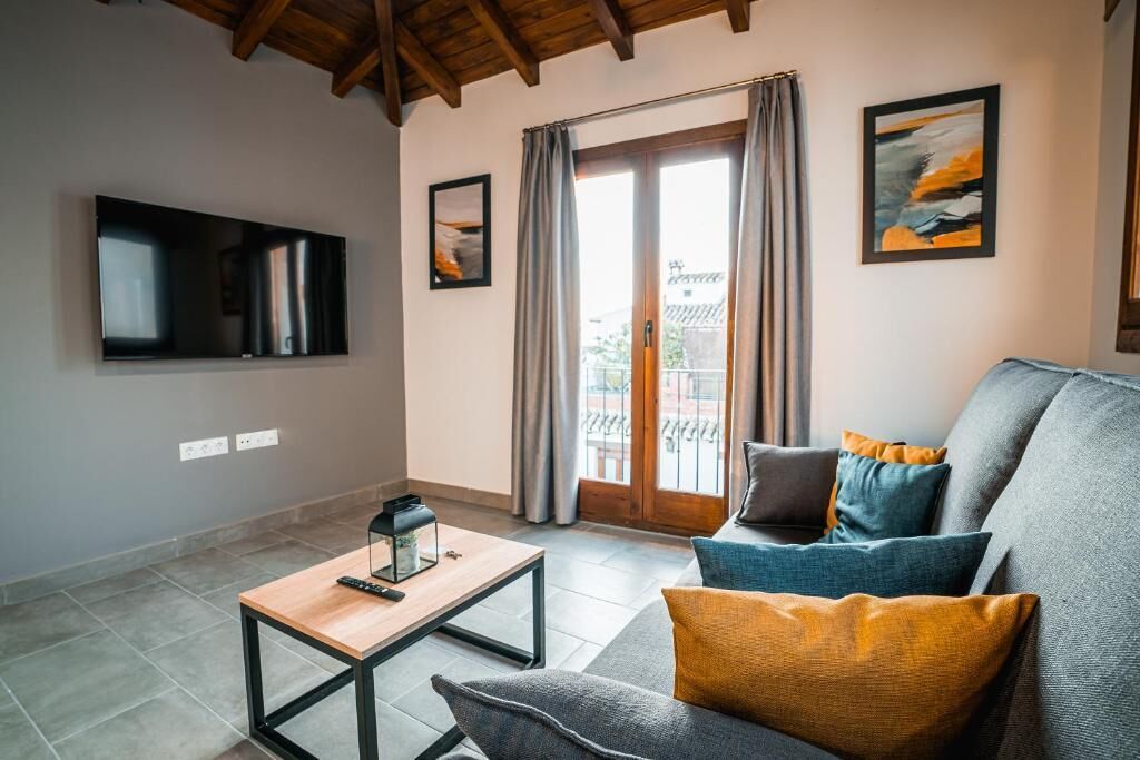 Cortinas opacas, sistema de insonorización, cunas (de pago)