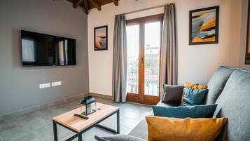 Cortinas opacas, sistema de insonorización, cunas (de pago)