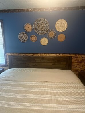 2 bedrooms, WiFi, bed sheets - Cottage Retreat on Beautiful Lake (Plainfield)