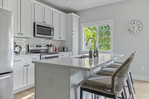 Køleskab, mikrobølgeovn, ovn, kogeplade