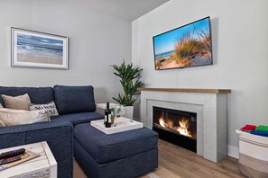 Smart TV, fireplace, table football - Sandy Shores|Pool, Spa, Walk to Beach+Pet-Friendly (South Haven)