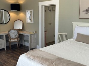 2 slaapkamers, een bureau, een strijkplank/strijkijzer, gratis wifi