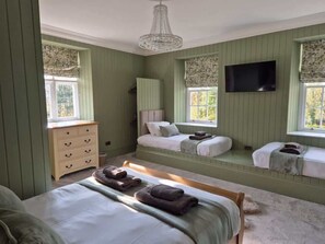 4 chambres, fer et planche à repasser, lit parapluie, Wi-Fi