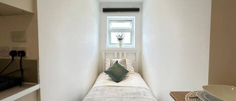 1 habitación, tabla de planchar con plancha, wifi y ropa de cama