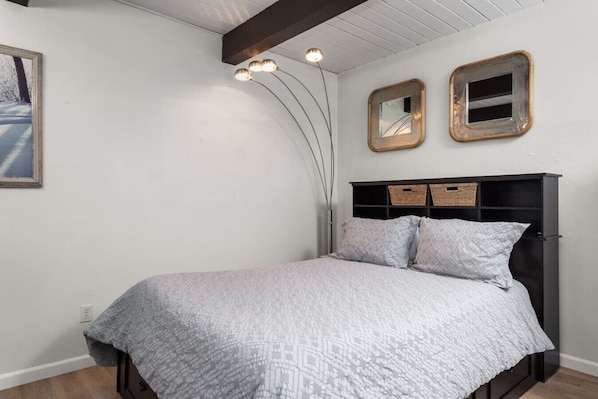 1 habitación, tabla de planchar con plancha y cuna de viaje