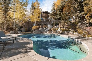 حمّام سباحة خارجي، حمّام سباحة مُدفَّأ