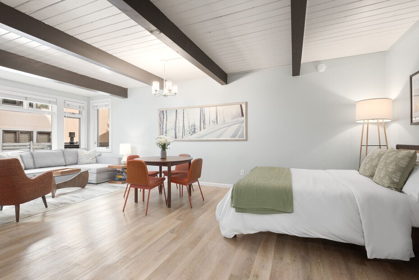 1 habitación, escritorio, tabla de planchar con plancha y cuna de viaje 