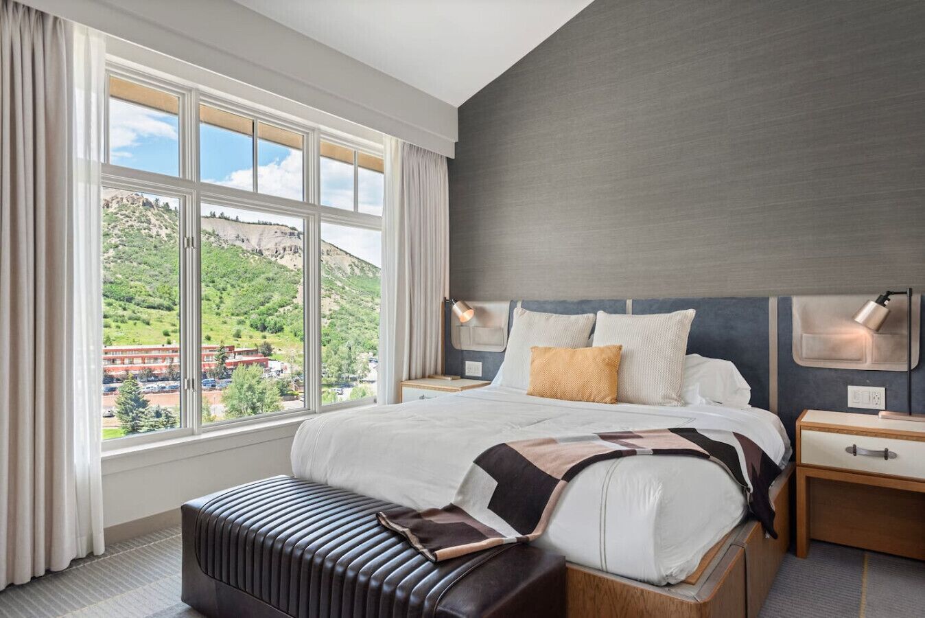 3 bedrooms, desk, iron/ironing board, travel crib