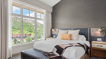 3 bedrooms, desk, iron/ironing board, travel crib