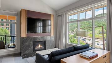 Fernseher, Kamin, Bücher