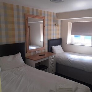 Tirai kedap cahaya, setrika/meja setrika, Wi-Fi gratis, dan seprai linen