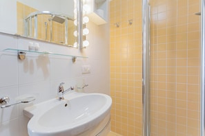 Classic Room | Bathroom | Shower, hair dryer, towels, soap - Helios Rooms by Wonderful Italy (Conversano)