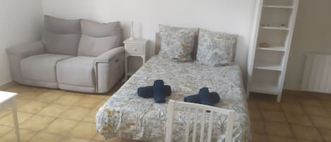 1 habitación, tabla de planchar con plancha, wifi y ropa de cama