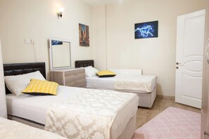 3 bedrooms, iron/ironing board, WiFi, bed sheets - Convenient 3-Bedroom flat for 10, Near Blue Mosque, AC & WiFi (Istanbul)