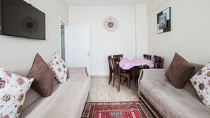 Living area - Convenient 3-Bedroom flat for 10, Near Blue Mosque, AC & WiFi (Istanbul)