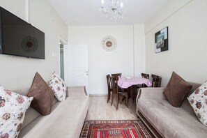 Living area - Convenient 3-Bedroom flat for 10, Near Blue Mosque, AC & WiFi (Istanbul)