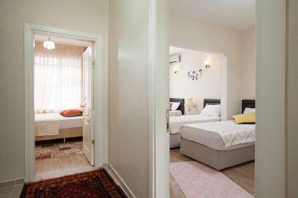 3 bedrooms, iron/ironing board, WiFi, bed sheets - Convenient 3-Bedroom flat for 10, Near Blue Mosque, AC & WiFi (Istanbul)