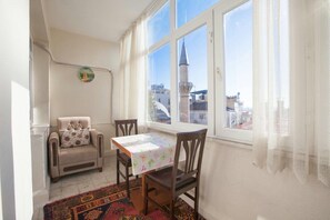 Dining - Convenient 3-Bedroom flat for 10, Near Blue Mosque, AC & WiFi (Istanbul)