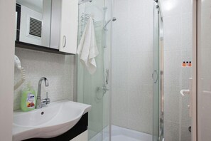 Regadera, secadora de cabello, toallas, jabón 