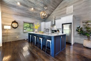 Fridge, microwave, oven, stovetop - Discover Your Perfect Romantic Getaway at Loving Life! (Broken Bow)