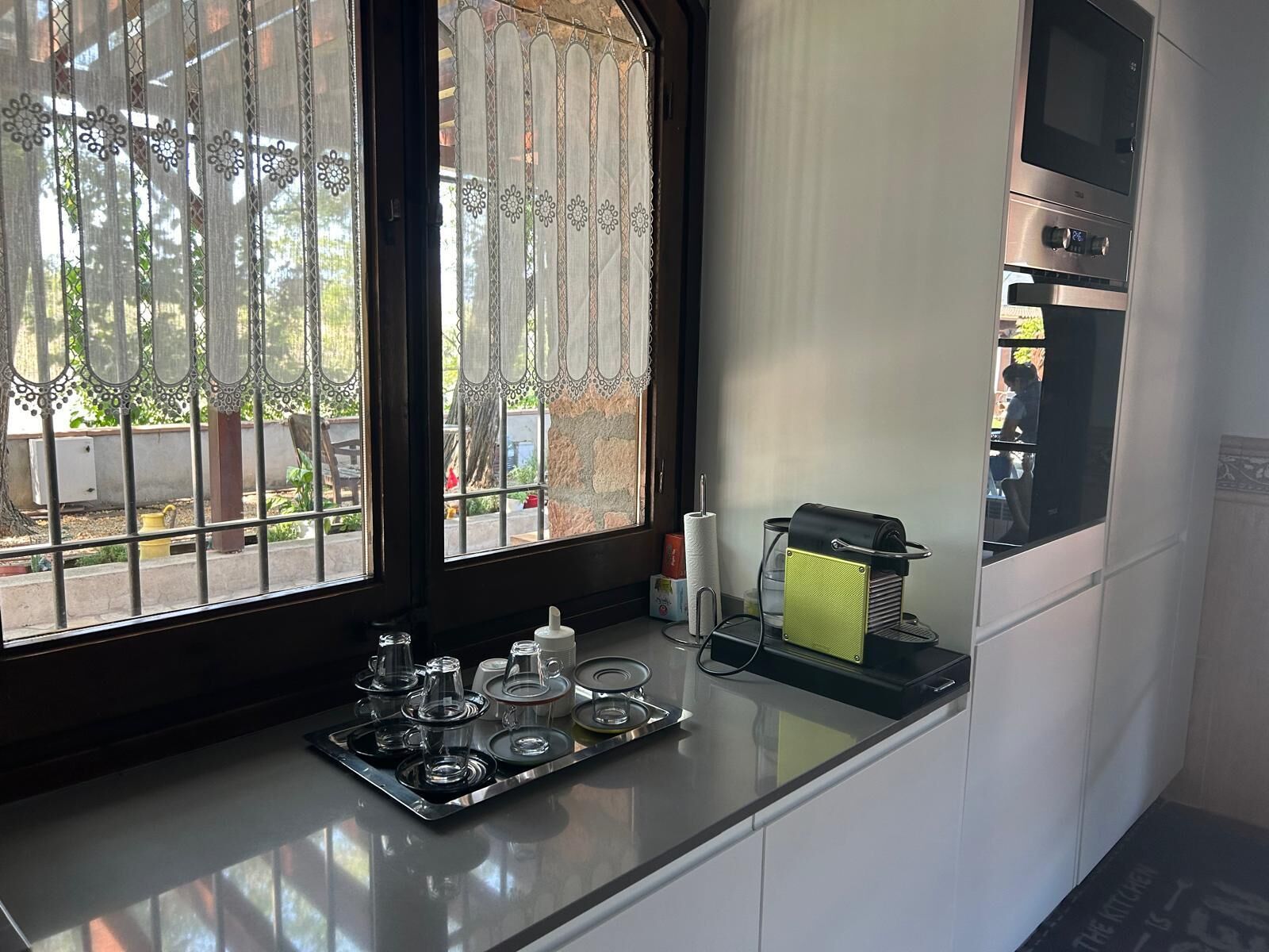 Microwave, oven, dishwasher, coffee/tea maker