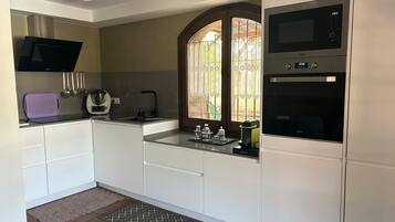 Een magnetron, een oven, een vaatwasser