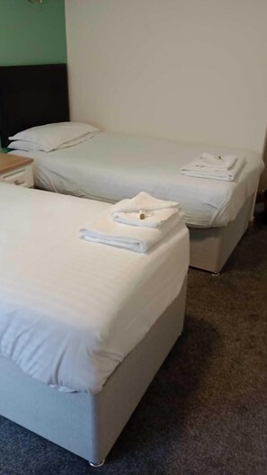 Habitación con 1 cama matrimonial o 2 individuales | Baño compartido