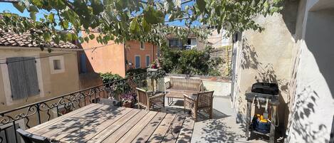 تناول الطعام بالخارج