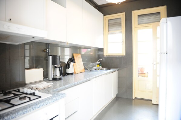 Fridge, microwave, oven, stovetop