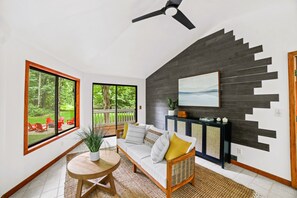 Smart TV, chimenea, videojuegos y futbolito