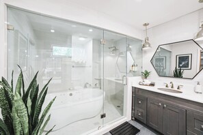 Ducha, bañera de hidromasaje, secador de pelo, toallas