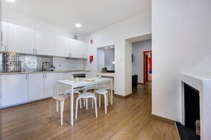 Private kitchen - The Macarena Beach Hostel (Lagos)