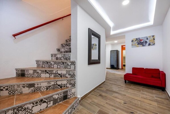 Living area - The Macarena Beach Hostel (Lagos)