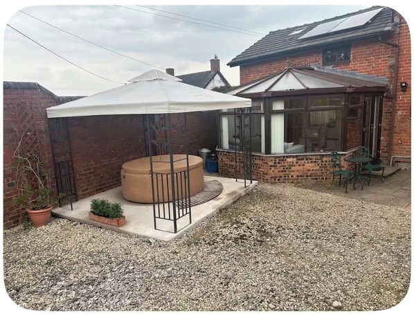 Terrace/patio - The Hurst Stable, 1800 century Coach House offering luxurious amenities, Hottub  (Wheaton Aston)