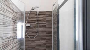 Chuveiro, secador de cabelo, bidê, toalhas de banho