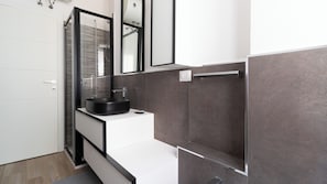 Regadera, secadora de cabello, bidet, toallas