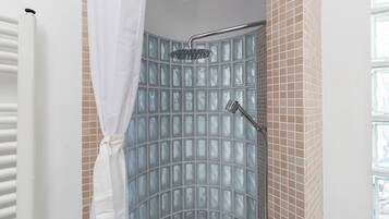 Regadera, tina de hidromasaje, secadora de cabello, bidet