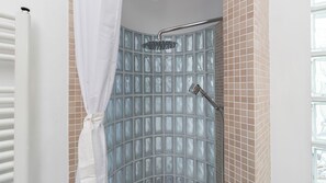 Dutxa, banyera d'hidromassatge, assecador de cabells i bidet 