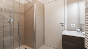 Dusche, Haartrockner, Bidet, Handtücher