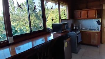 Microwave, cookware/dishes/utensils