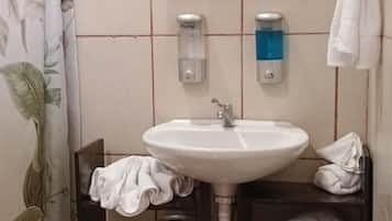 SĂšche-cheveux, serviettes fournies, savon, shampoing